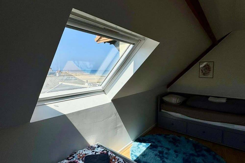 Entire apartment, Brèche Marais - Duplex on the seafront in Luc-sur-Mer, Caen region