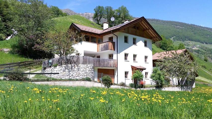 Ferienwohnung für 5 Personen, mit Balkon und Terrasse sowie Garten und Ausblick in Martell