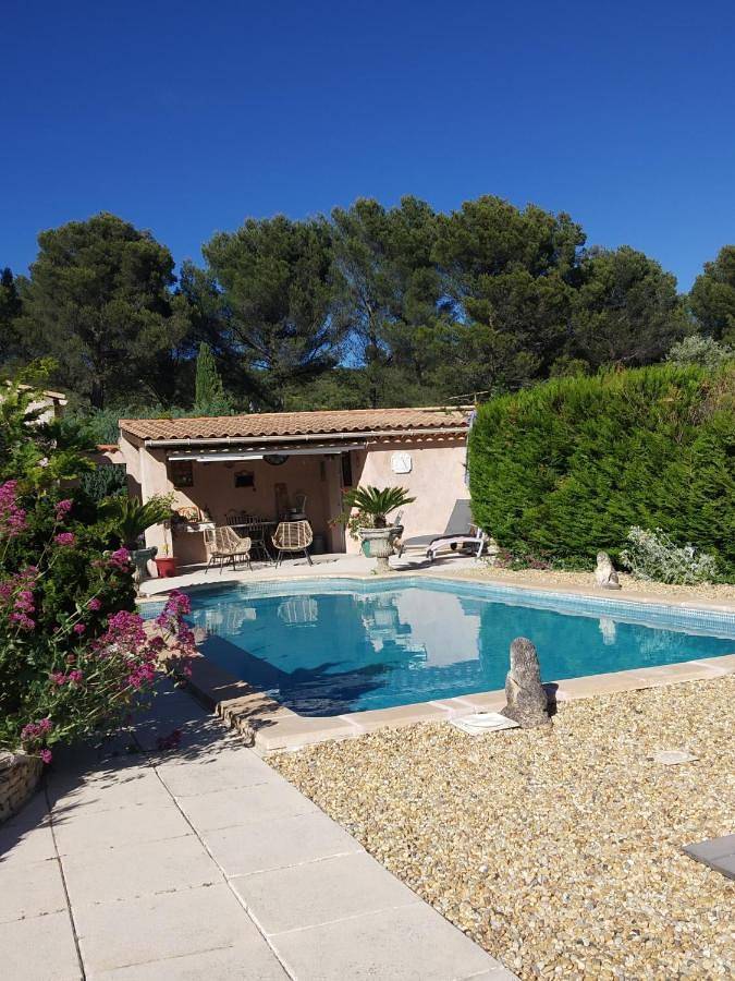 Chambre d’hôte pour 2 personnes, avec vue et terrasse ainsi que jardin et piscine