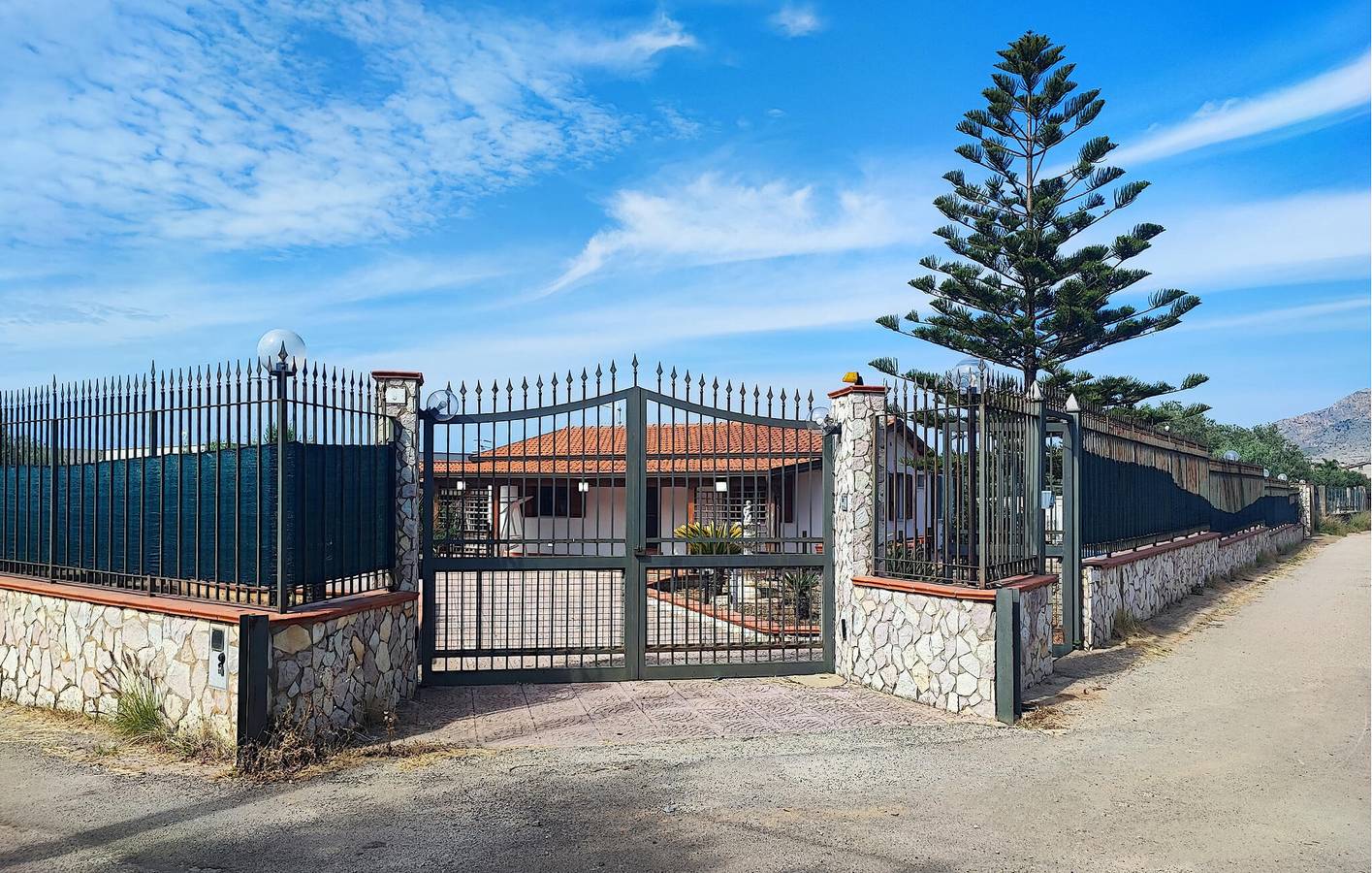À 2,5 km de la plage : appartement confortable avec piscine et terrasse in Carini, Province de Palerme