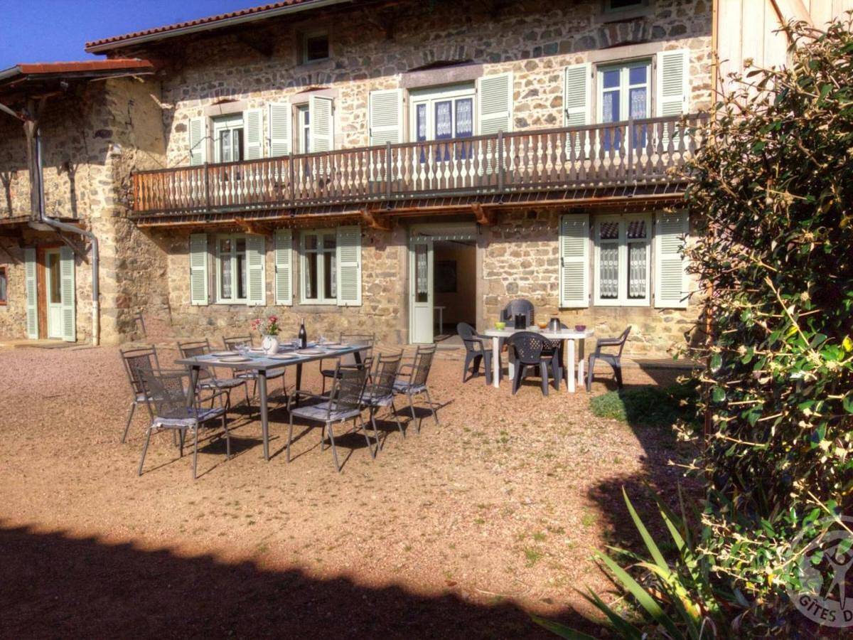 Grand gîte familial avec jardin privatif et équipements complets, au cœur de la campagne paisible - Fr-1-496-104 in Luré, Région de Roanne
