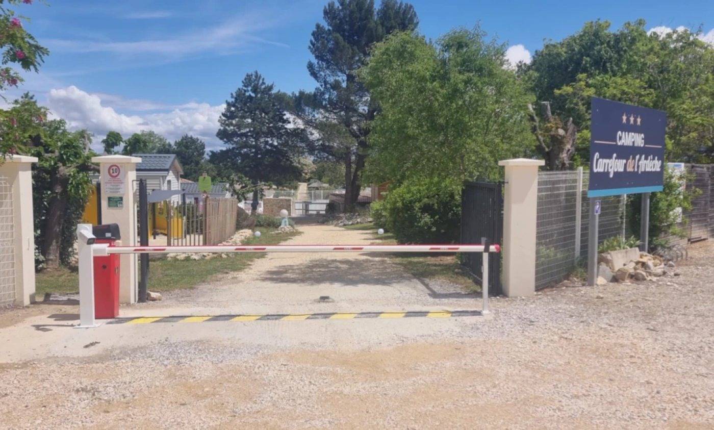 Zecamping 3 étoiles piscine animaux acceptés chalet 4 pers in Saint-Remèze, Privas