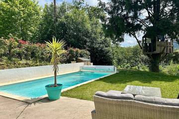 Location de vacances pour 8 personnes, avec piscine ainsi que jardin et balcon à Biriatou