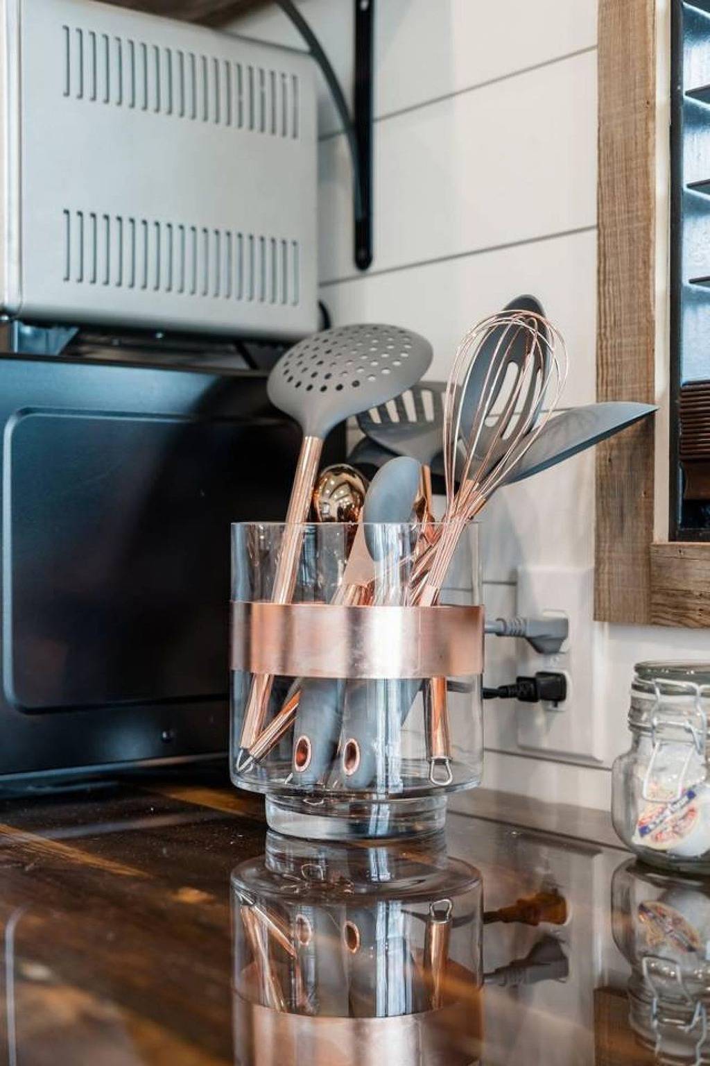 Ganze Wohnung, The Oaks Helm model Container Home 12 min to Magnolia Market in McLennan County