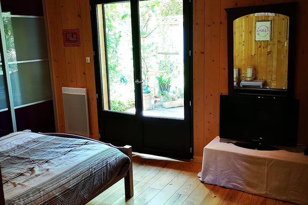Pleasant wooden house near beaches and forest in Le Porge, Lesparre-Médoc region