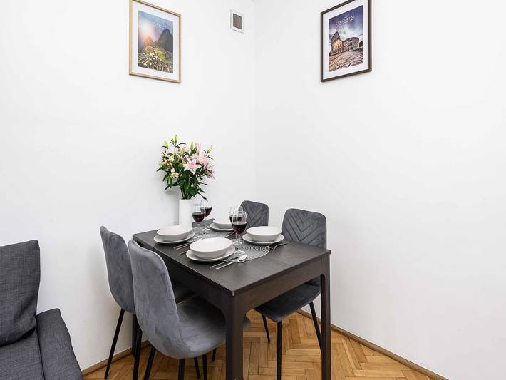 Ganze Wohnung, Wohnung in der Warschauer Stadt mit kostenpflichtigem Parkplatz in Mokotów, Warschau