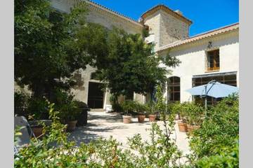 Gîte pour 10 personnes, avec jacuzzi et sauna ainsi que piscine et jardin, adapté aux familles à Beauvoisin