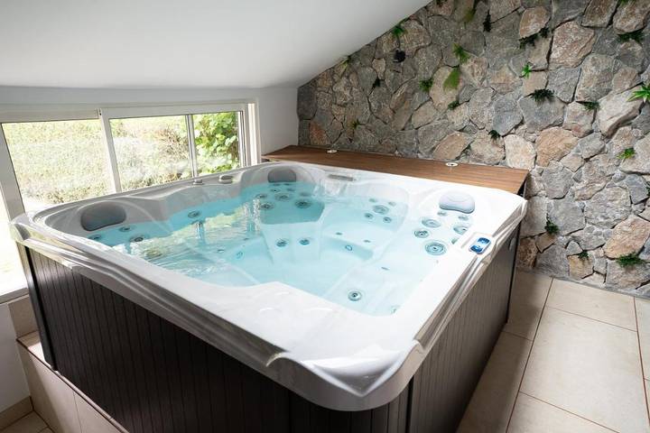 Location de vacances pour 4 personnes, avec Jacuzzi et Terrasse ainsi que Jardin et Vue à Marboué