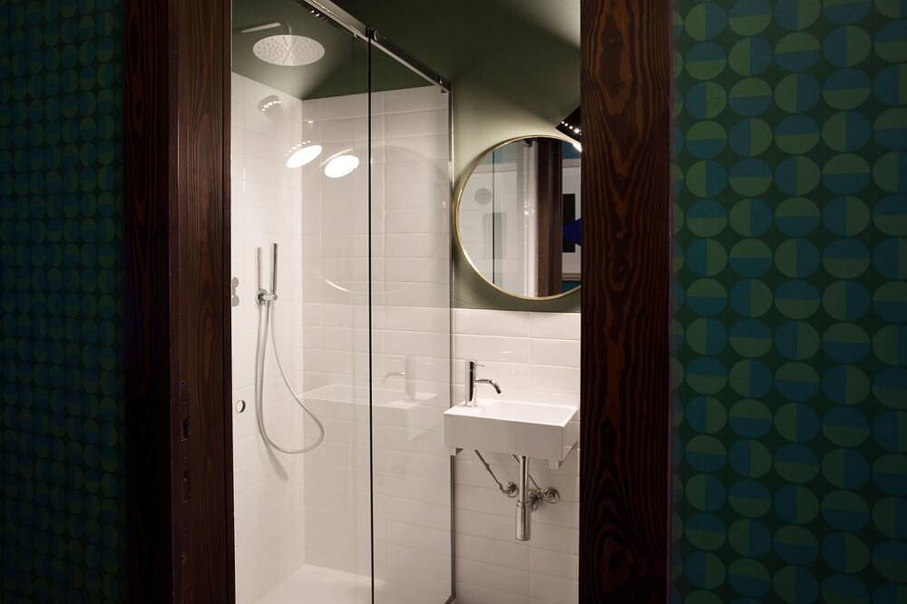 Hel lejlighed, Suite \"Carpa\" a few steps from the lake with panoramic view. Lounge bar and swimming pool in Riva (Faggeto Lario), Faggeto Lario