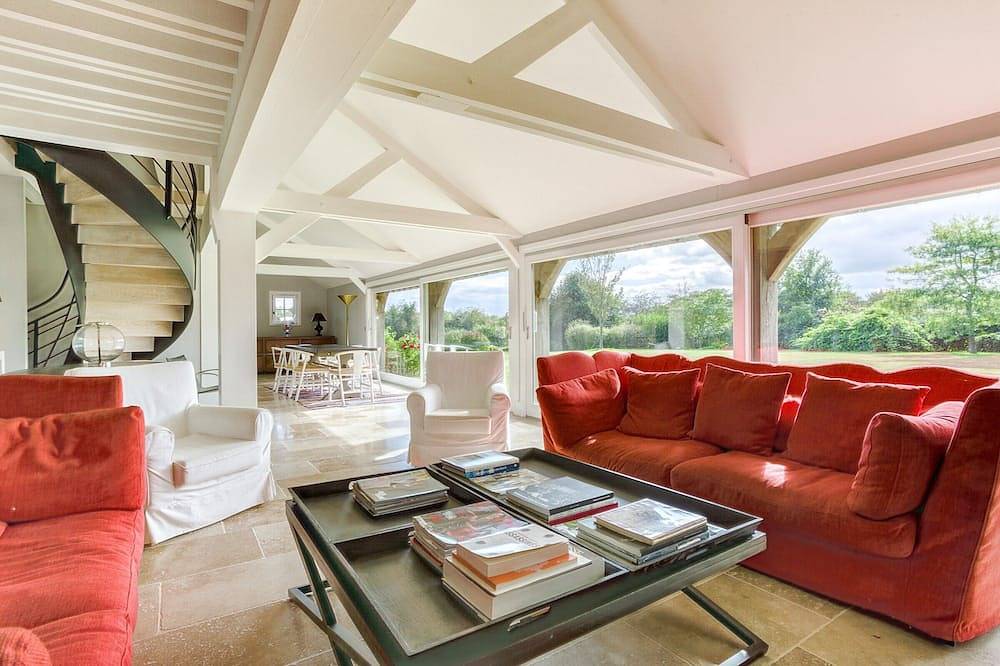 Beautiful family home with heated pool and tennis court 15 minutes from Deauville in Quetteville, Region de Lisieux