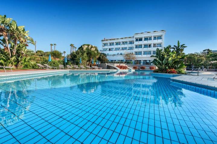 Hôtel pour 3 personnes, avec sauna et jacuzzi ainsi que jardin et piscine