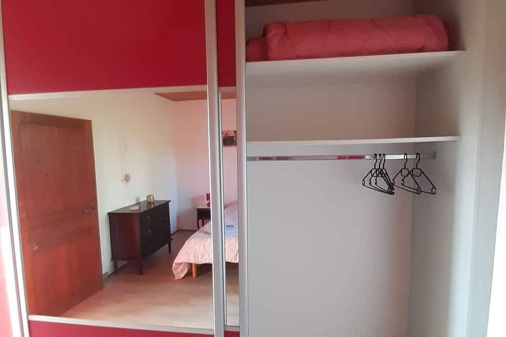 An eco-renovated house full of charm, a garden and a magnificent view. in Varen, Macizo Central