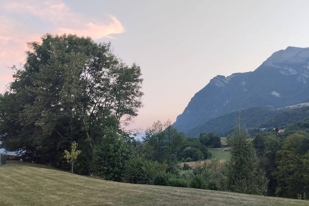 Appartement entier, Gîte studio de plain pied avec terrasse et pergola in Tournon, Région d'Albertville