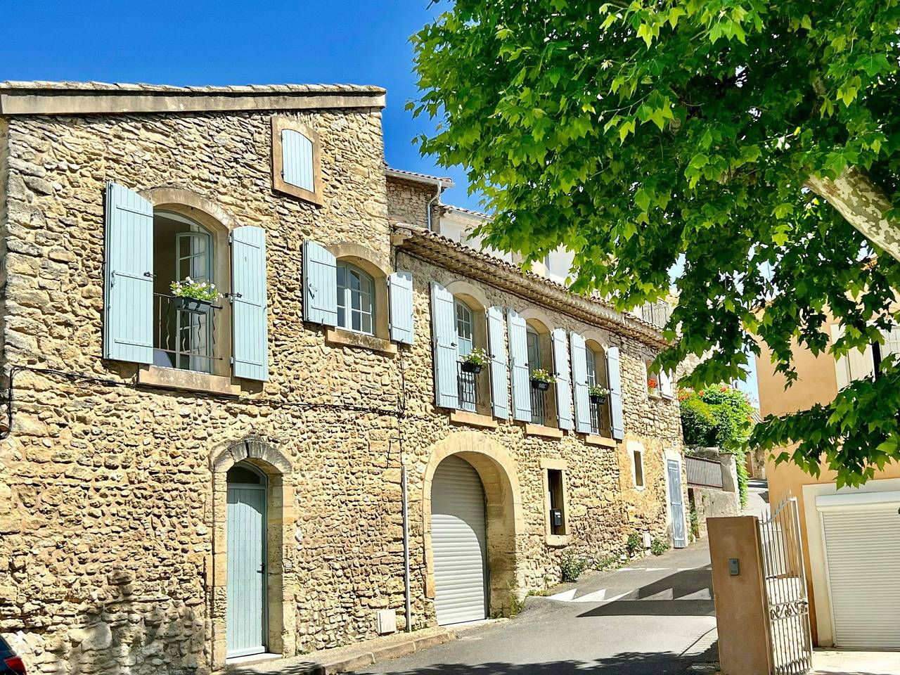 Demeure en pierre du 18ème siècle à Lagnes in Lagnes, Parc naturel régional du Luberon