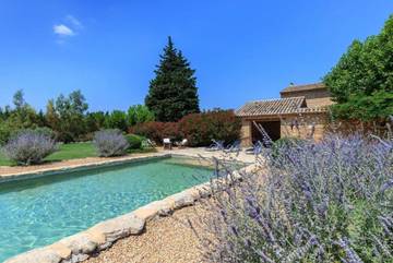 Chambre d’hôte pour 3 personnes, avec piscine ainsi que jardin et vue, adapté aux familles à Robion