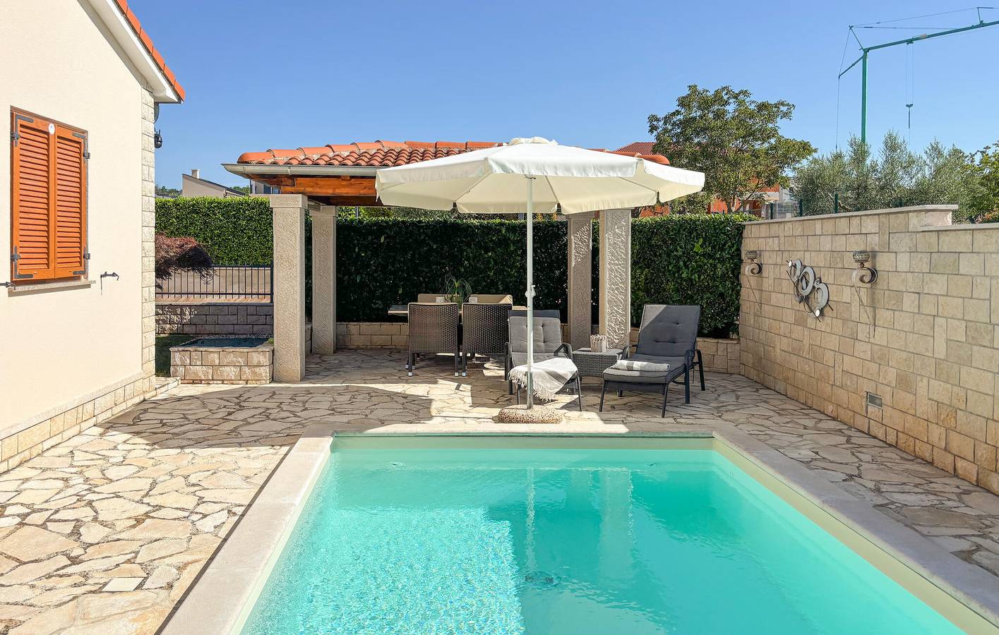 Gemütliche 1-Zimmer-Wohnung mit Pool und Terrasse in der Nähe der Restaurants und Sehenswürdigkeiten von Labinci in Kastelir, Općina Kaštelir - Labinci