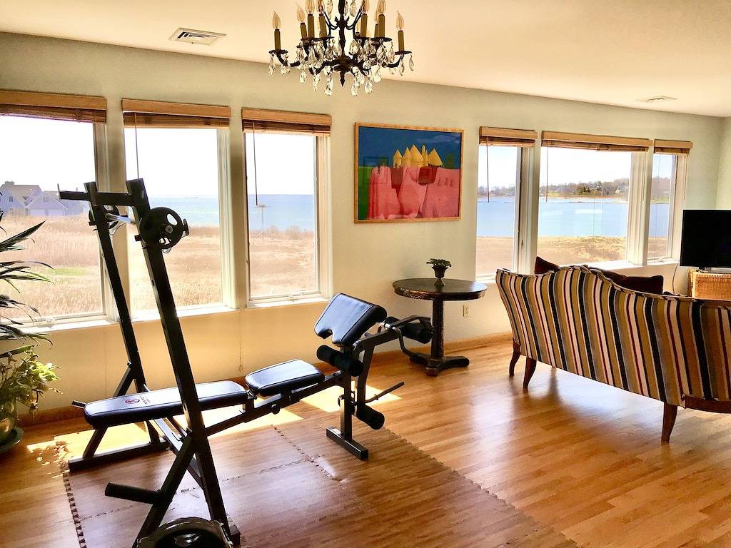 Geräumige, gehobene Unterkunft direkt neben dem Sandstrand, Blick auf das Wasser auf 3 Seiten in Guilford, Connecticut