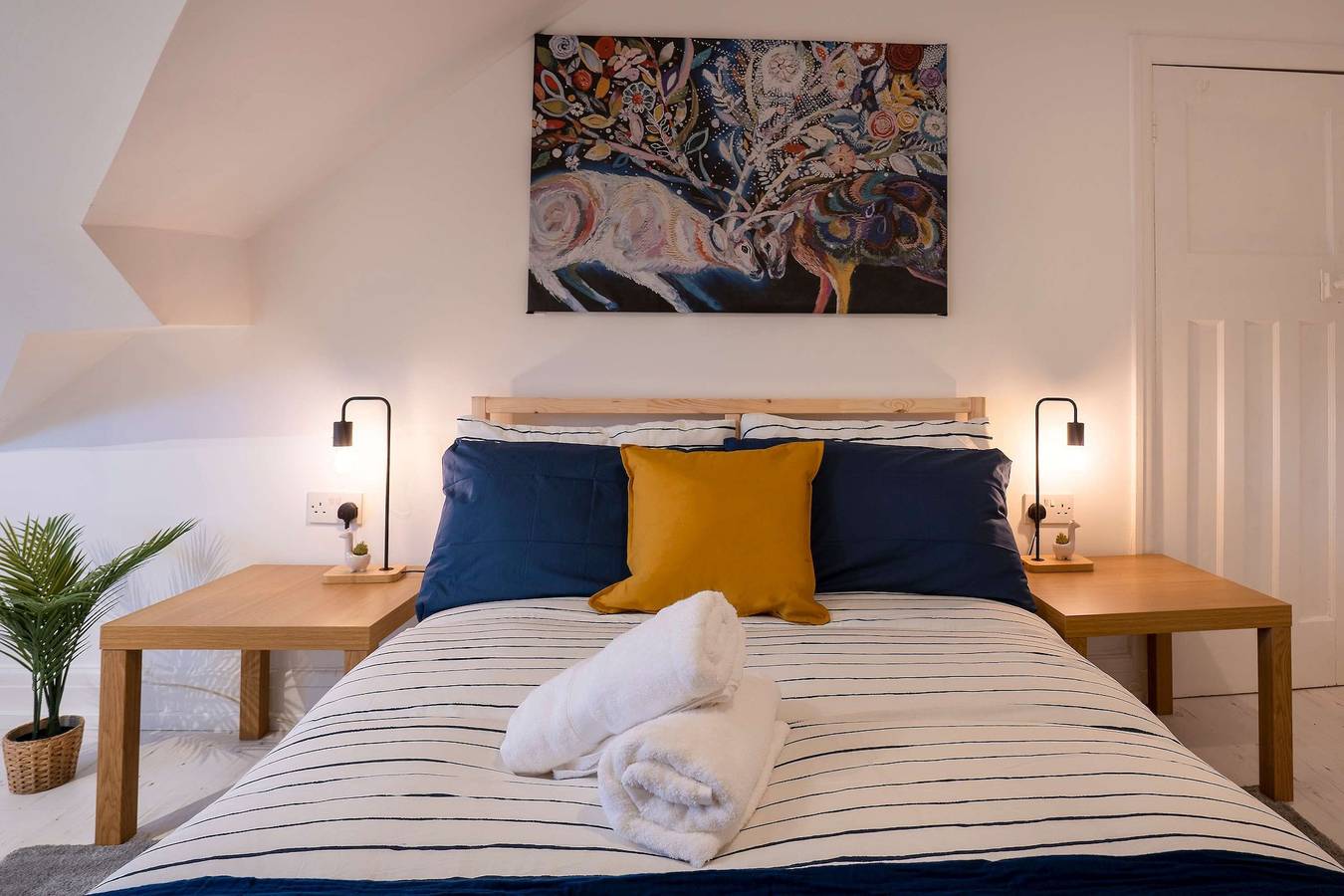Entire apartment, Walk to the Beach- Family-Friendly 4Br w Parking in Blackpool Pleasure Beach, North West England