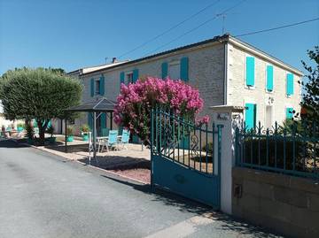 Gîte pour 2 personnes, avec piscine et jardin, animaux acceptés à Saint-Hilaire-la-Palud