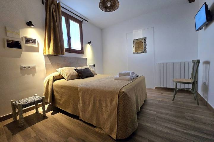 Entre Acebedas Country House, Segovia, 1 hour from Madrid, with a fireplace. Private bathrooms. in Revenga, Segovia