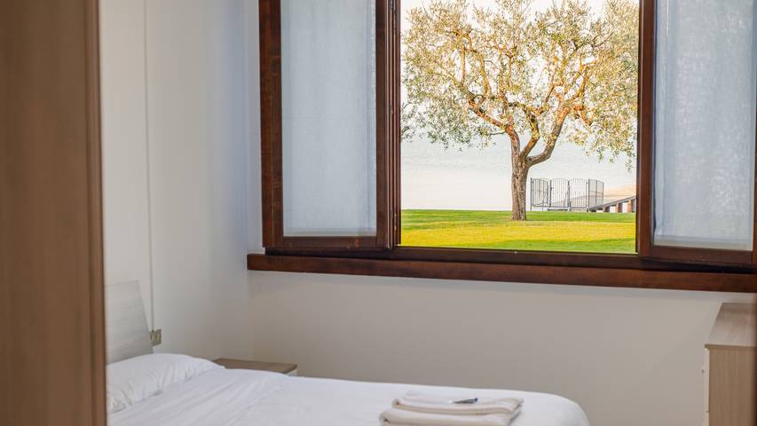 Ferienwohnung für 4 Personen, mit Pool und Garten sowie Seeblick und Terrasse in Sirmione