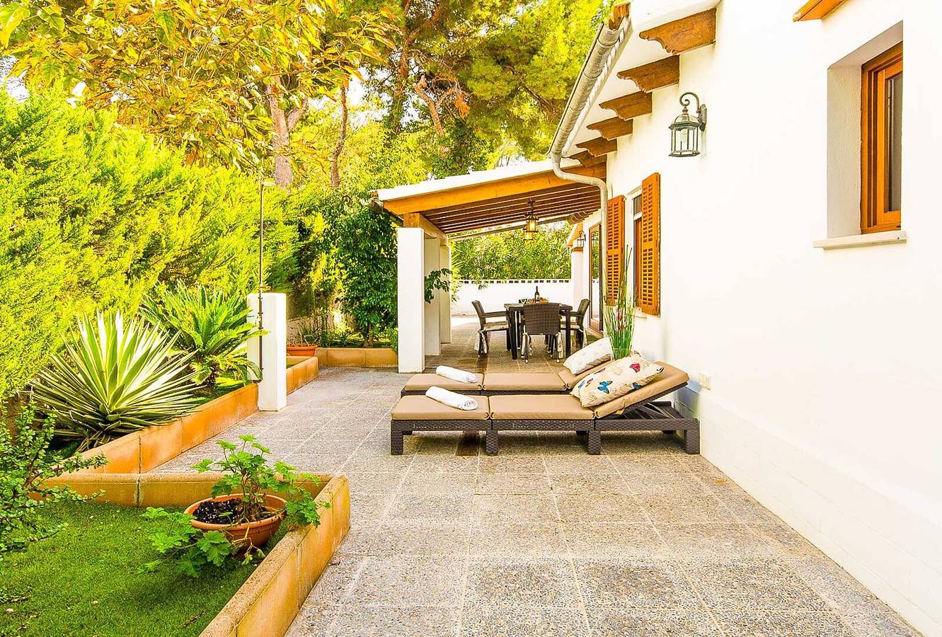 Vacation Home Casa de los Pinos with Wi-Fi, A/C, Terrace & Garden in Playa de Alcúdia, Alcúdia