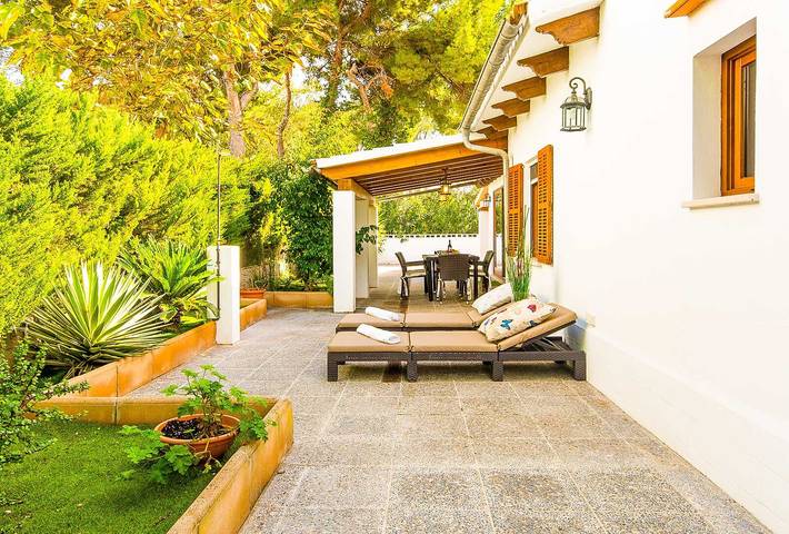 Vacation Home Casa de los Pinos with Wi-Fi, A/C, Terrace & Garden in Playa de Alcúdia, Alcúdia