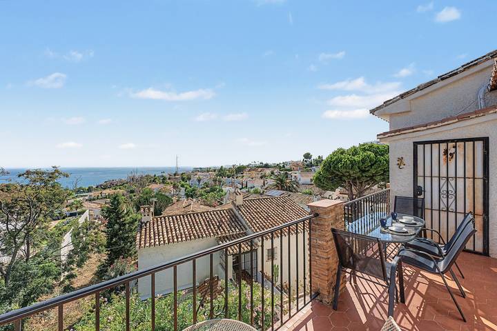 Casa vacacional 'Lavanda' con vistas al mar, Wi-Fi y aire acondicionado in La Capellania, Benalmádena