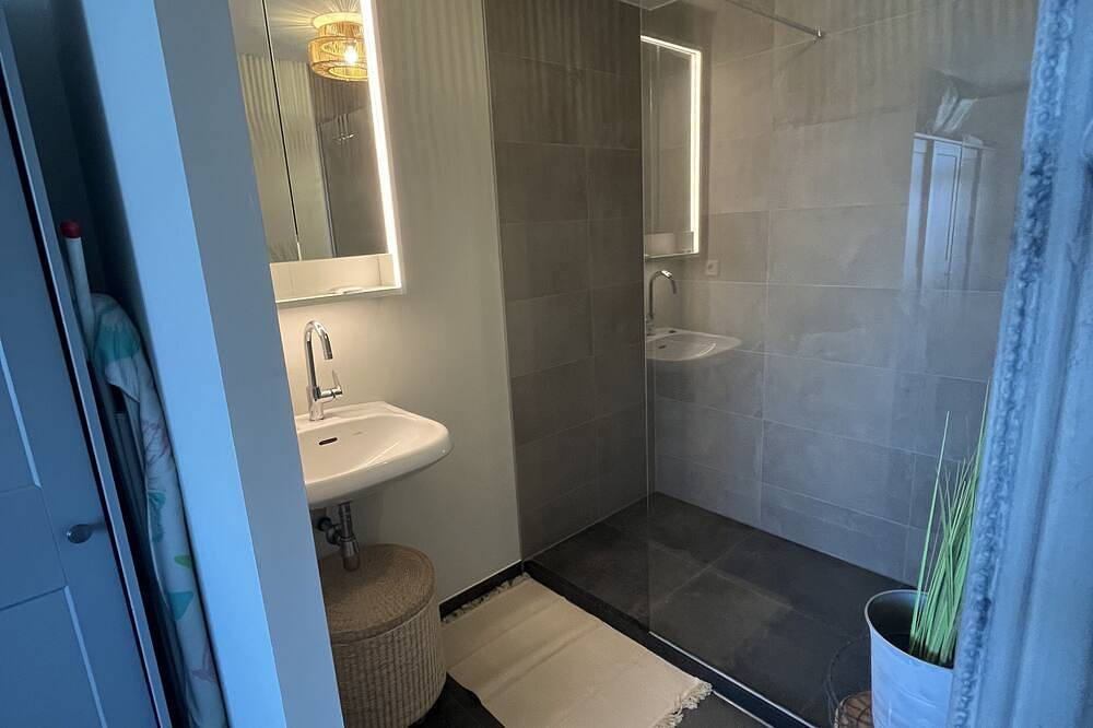 Geheel appartement, Rustig Appartement met Uitzicht op zee in IJmuiden, Nederlandse Noordzeekust