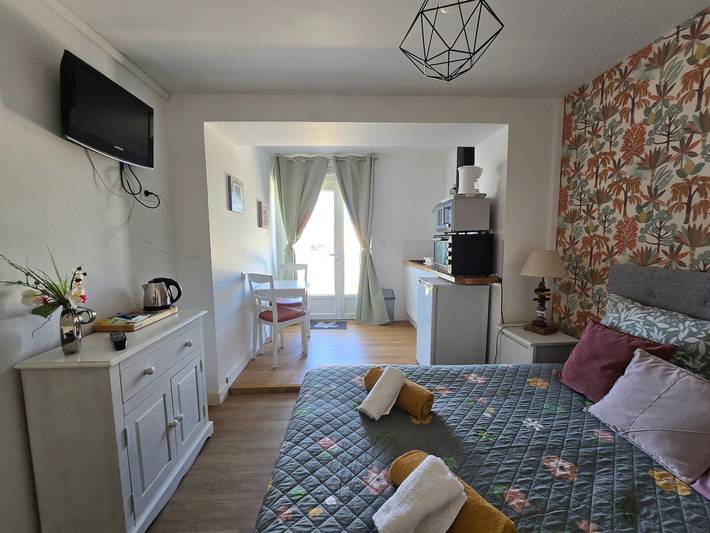 Hel enrumslägenhet, Studio 'Charmant  Bord De Mer' with Private Terrace, Shared Garden and Wi-Fi in Saint-Côme-de-Fresné, Bayeux region