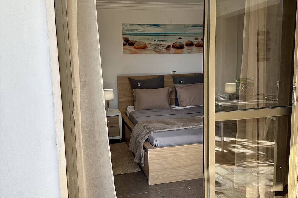 Cascais Quaint Cottage- Fully Equipped and Furnished Large Studio. Sleeps 2 or 4 in Alcabideche, Costa de Lisboa