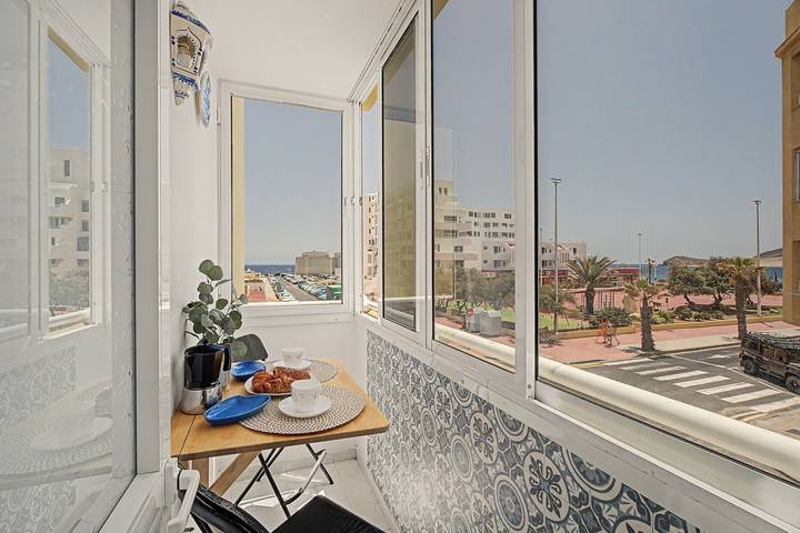 Apartamento entero, Apartamento vacacional Sol Del Medano' con vistas al mar, balcón y Wi-Fi in Playa el Médano, Granadilla de Abona