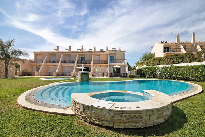 Ferienwohnung für 5 Personen, mit Balkon und Garten sowie Kinderpool in Albufeira