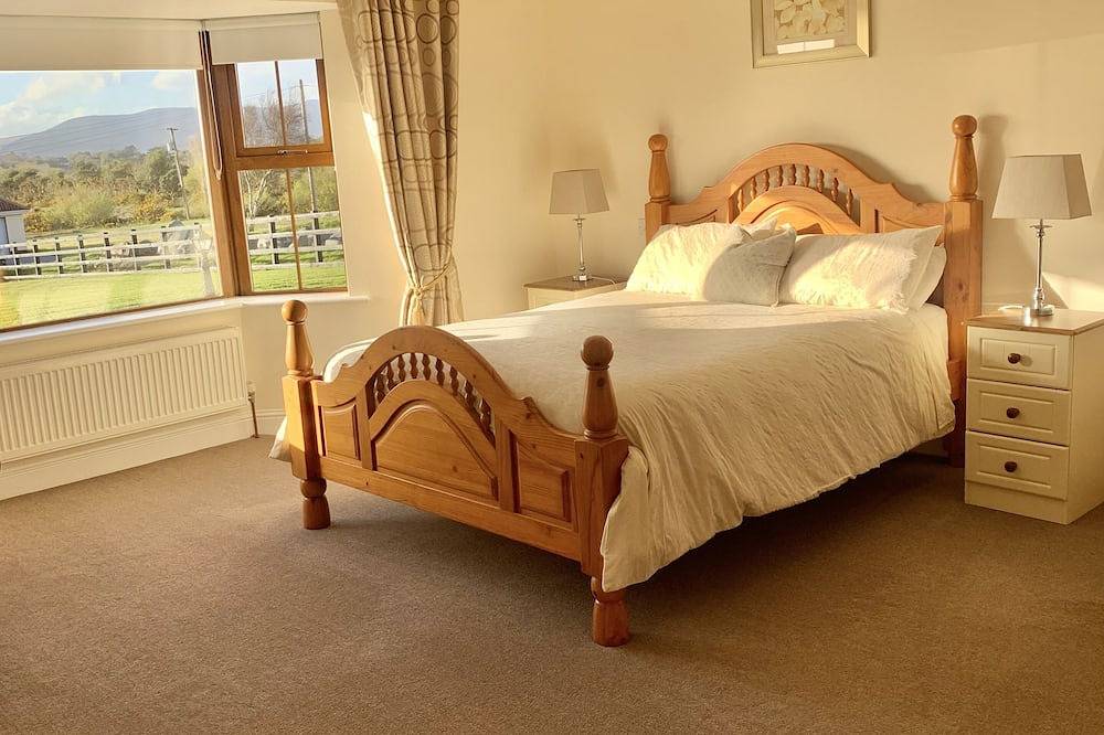 Peaceful home,centrally located for Ring of Kerry, Dingle and Killarney in Caragh, County Kerry