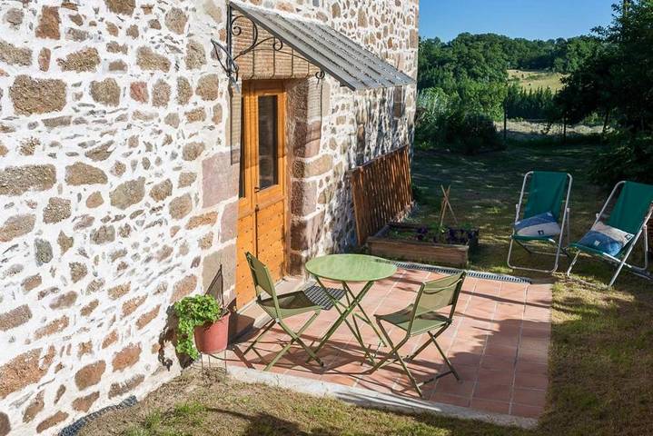 Cottage pour 3 personnes, avec vue ainsi que jardin et terrasse, animaux acceptés à Anglars
