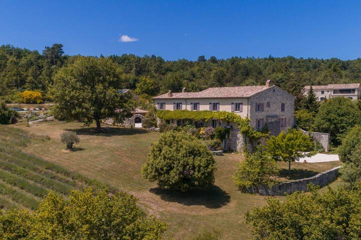 Gîte pour 2 personnes, avec piscine ainsi que terrasse et jardin à Salles-sous-Bois - 3