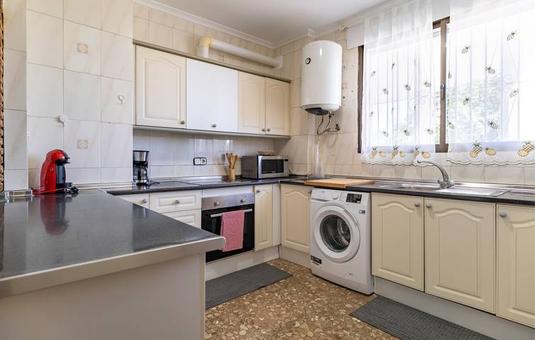 Ganze Ferienwohnung, Gemütliches Apartment mit Pool, Parkplatz und Terrasse, nahe dem Strand und dem Stadtzentrum in Churriana, Malaga