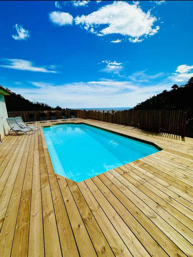 Villa pour 14 personnes, avec jardin et piscine ainsi que vue et balcon à Sari-Solenzara