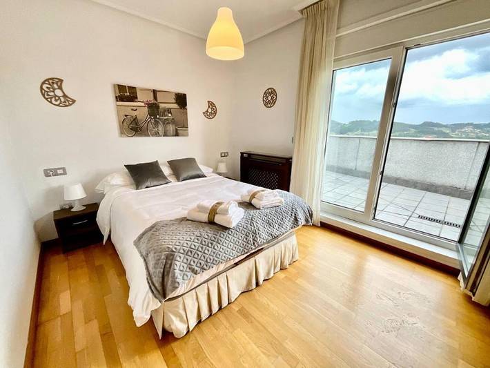 Apartamento para 5 personas, con vistas además de terraza y jardín en Pravia