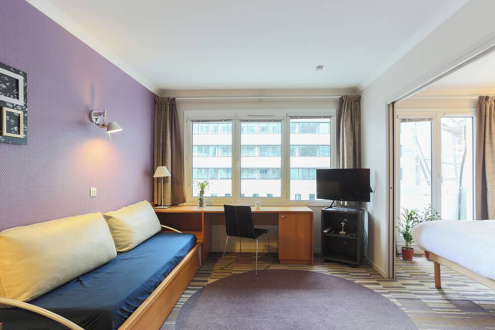 Entire apartment, Paris Expo Aparthotel - Porte de Versailles // Parking Included in Issy-les-Moulineaux, Hauts-de-Seine