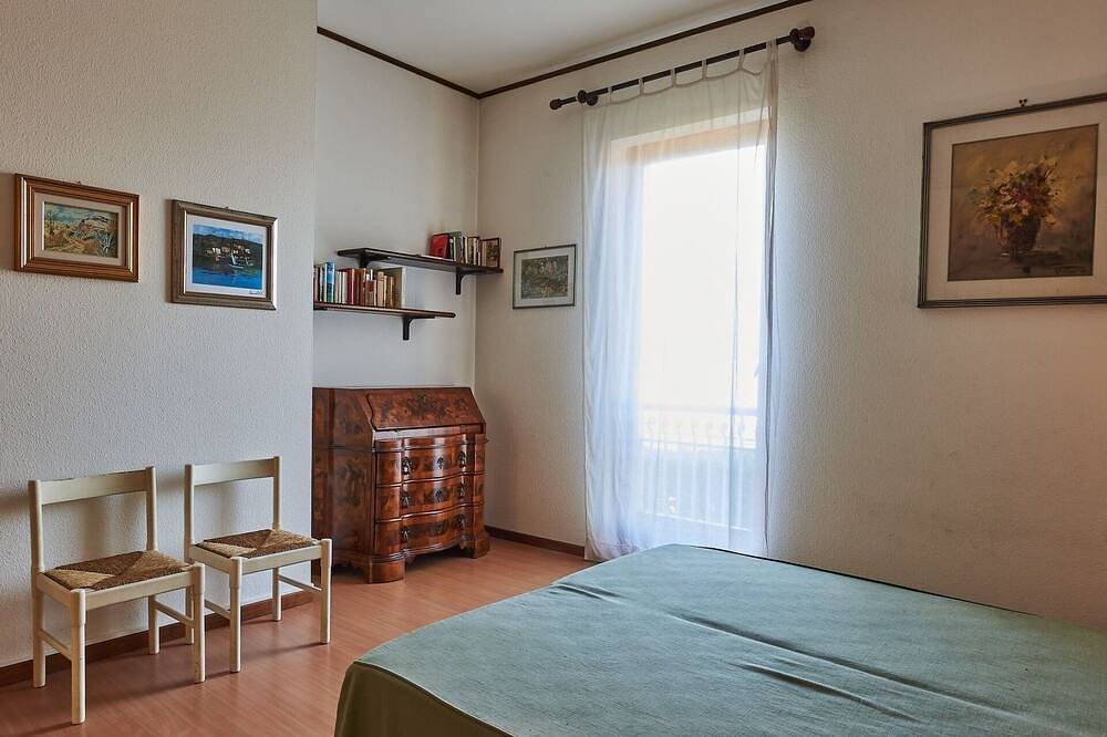 Geheel appartement, Leuk appartement voor 5 personen met Wifi, zwembad, Tv, balkon en parking in Porto Valtravaglia, Lago Maggiore (Lombardy)