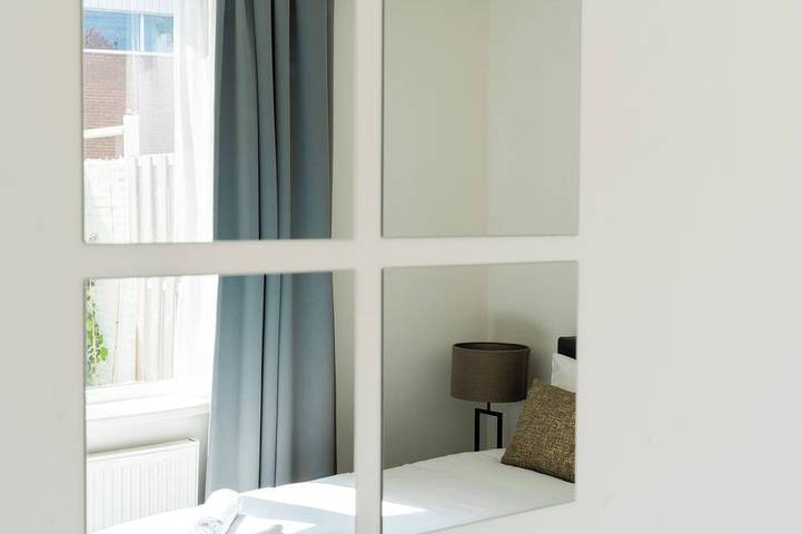 Cette charmante maison de 3 pièces offre une cuisine entièrement équipée, une salle de bain moderne et un jardin privatif – idéale pour les familles ou les groupes d'amis. Profitez d'une connexion Wi-Fi rapide, du confort et du charme de la ville, le in Eindhoven, Brabant-Septentrional