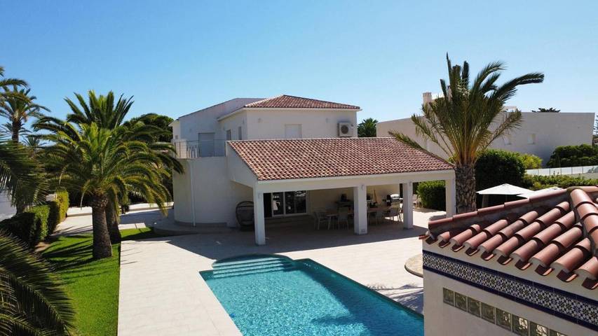 Villa voor 10 personen, with Terras and Tuin as well as Zwembad in Cabo Roig