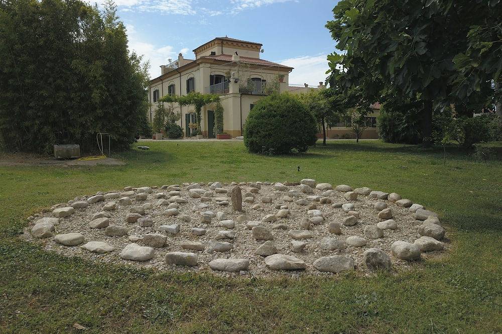 Casa Marina, into 18th century masseria surrounded by olive groves in San Martino in Pensilis, Provincia de Campobasso