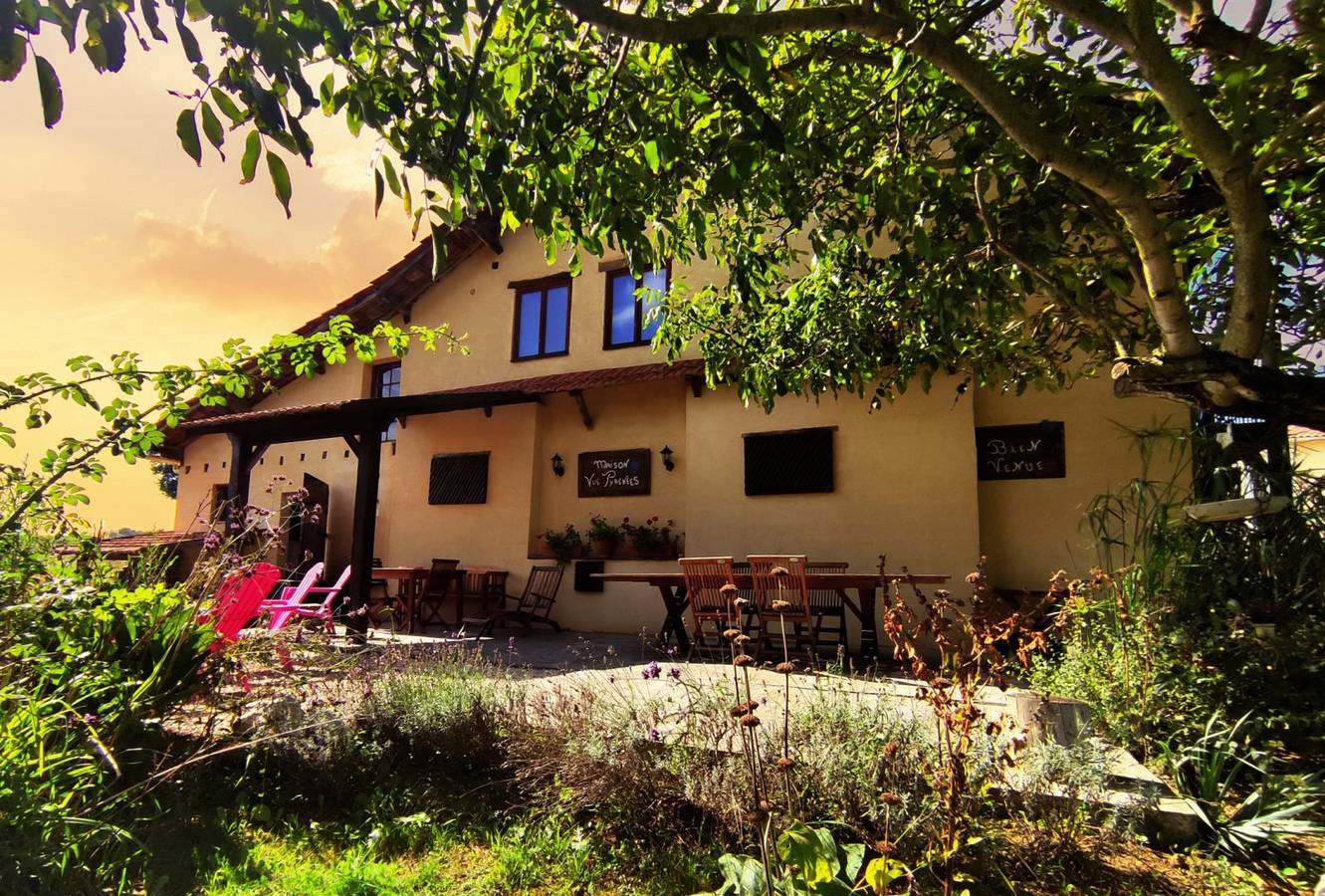 Maison Vue Pyrénées, maison d'hôtes moto ! in Sarraguzan, Gers