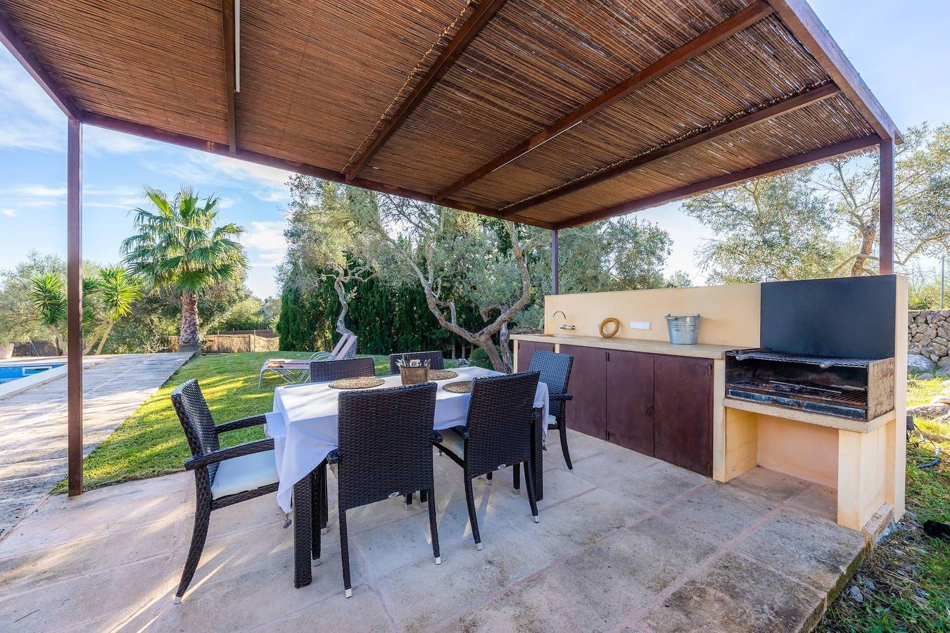 Romántica casa de campo de piedra natural con piscina, jardín, terraza en la azotea y Wi-Fi in Artà, Mallorca Este