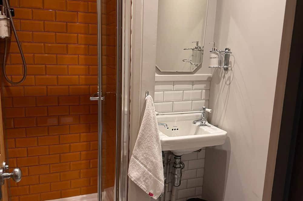 Double room / shared bathroom in Market Ward, Cambridge