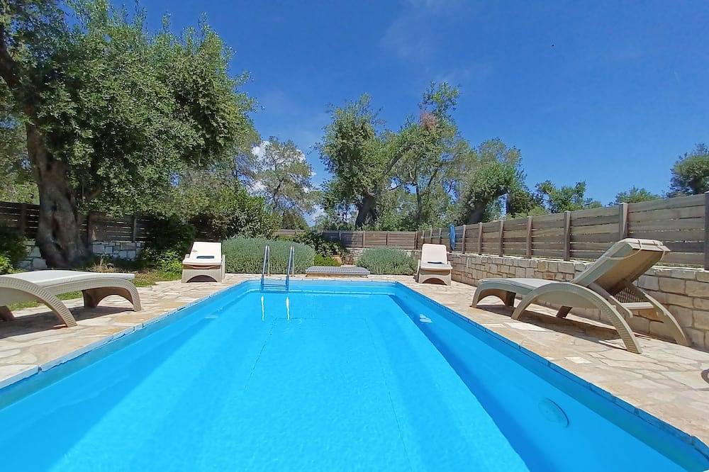 Neu - Charmantes typisches Haus mit privatem Pool in einem Olivengarten in Paxos