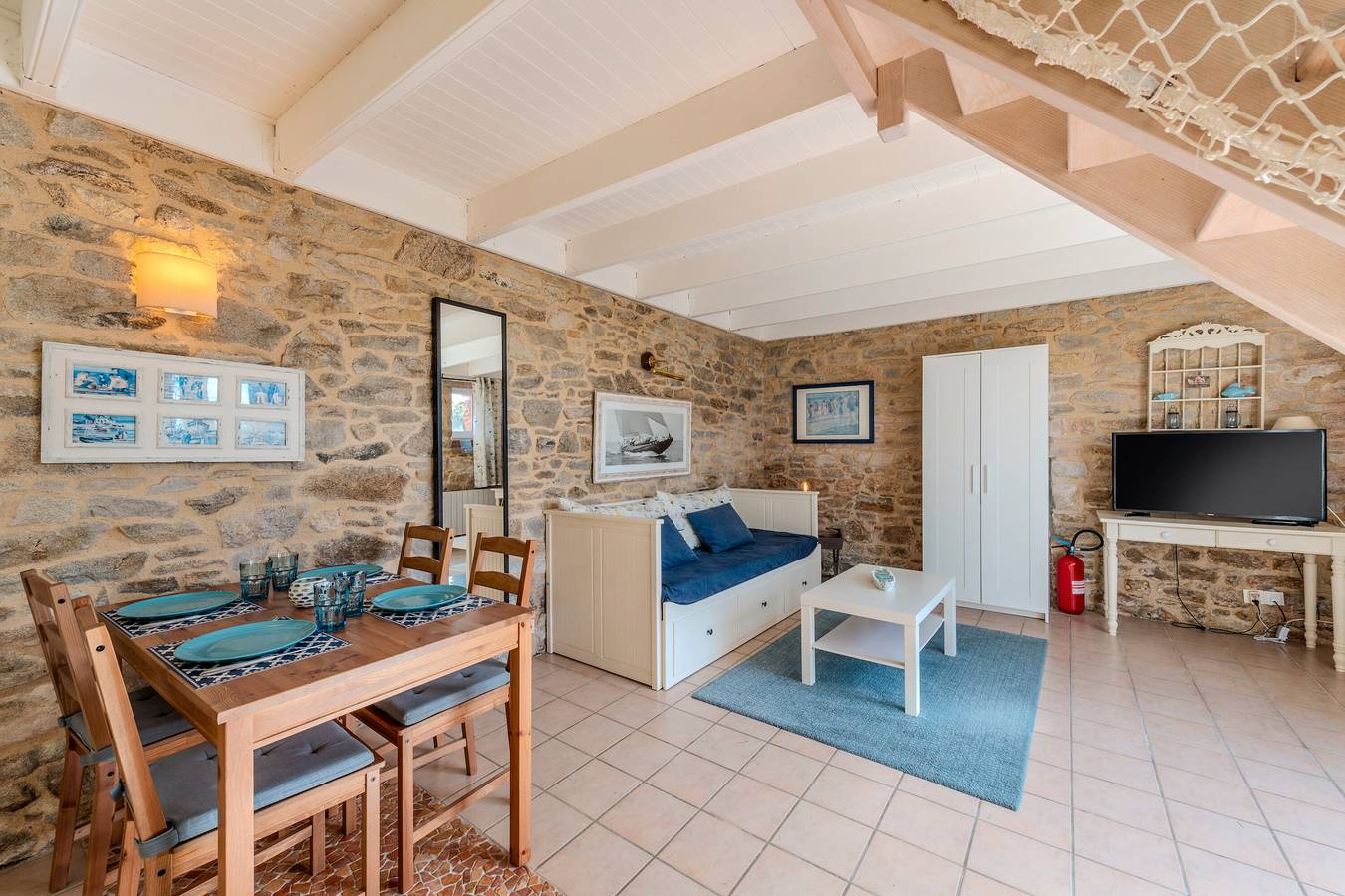 Casa Vacacional 'La Maison Du Gardien' con Vistas al Mar, Terraza Privada y Wi-Fi in Ploudalmézeau, Región de Brest