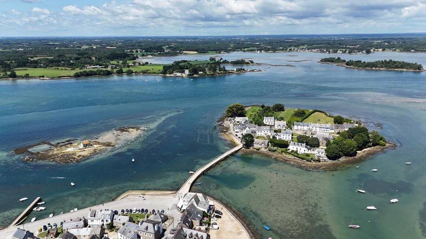 Gîte pour 2 personnes, avec jardin ainsi que terrasse et vue dans Plage De Saint Cado Belz